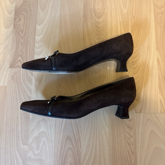 Stuart Weitzman Dark Brown Suede Heels with Bow - Picture 2 of 5